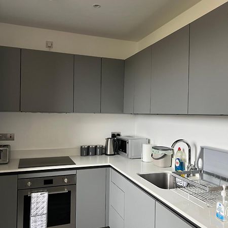 Stylish 2 Bedrooms, 2 Bathrooms With Workspace In มิลตันคีนส์ ภายนอก รูปภาพ