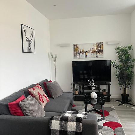 Stylish 2 Bedrooms, 2 Bathrooms With Workspace In มิลตันคีนส์ ภายนอก รูปภาพ