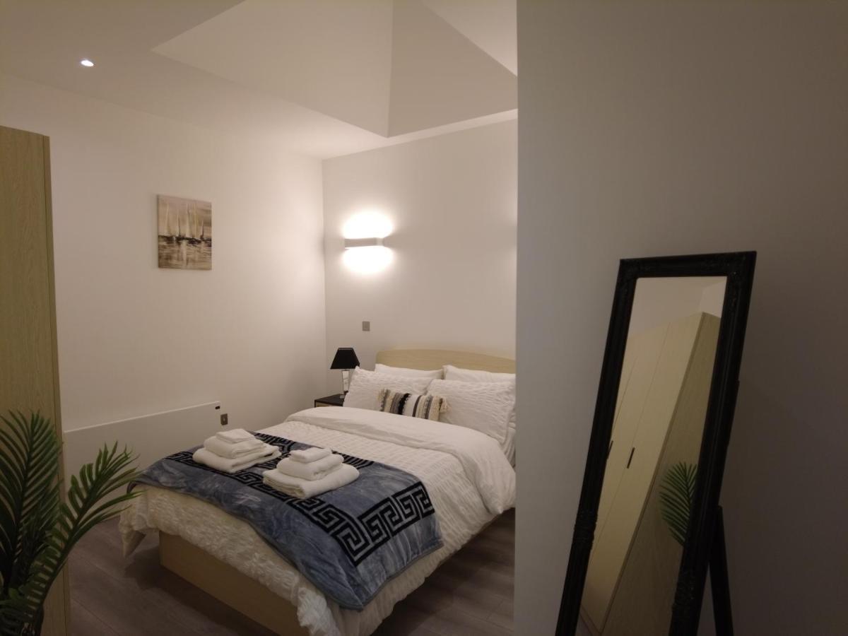 Stylish 2 Bedrooms, 2 Bathrooms With Workspace In มิลตันคีนส์ ภายนอก รูปภาพ