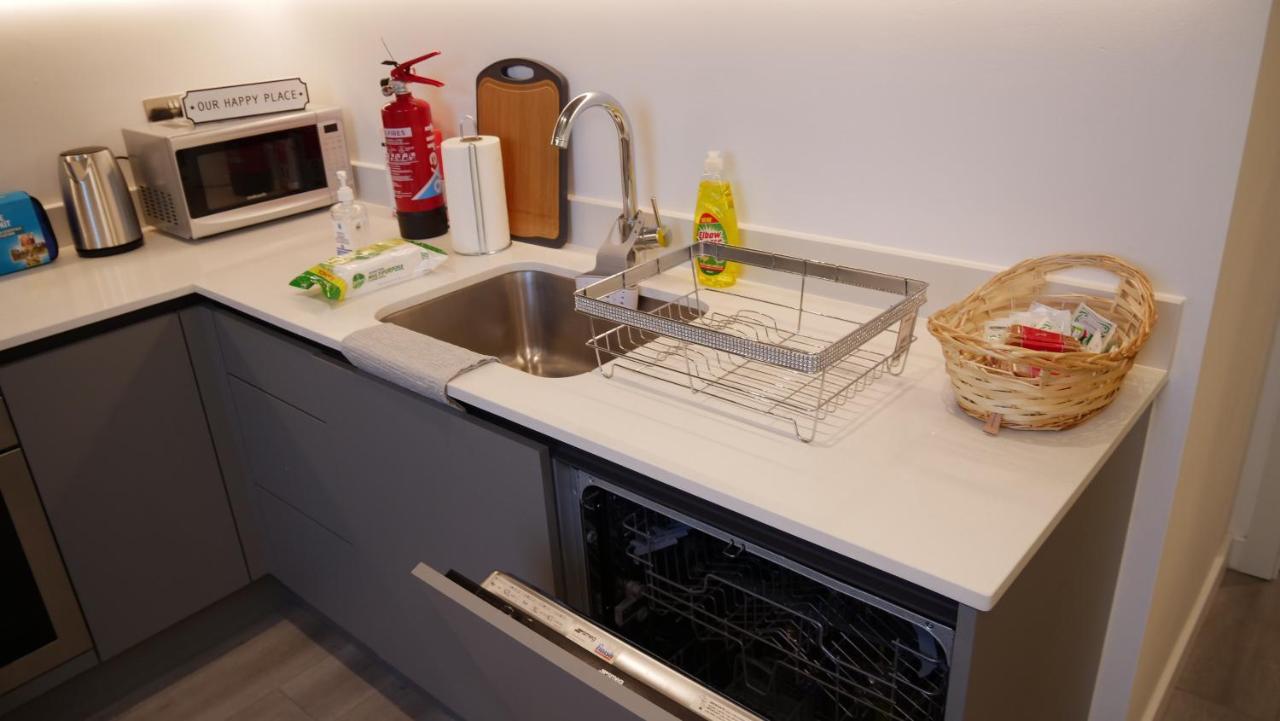 Stylish 2 Bedrooms, 2 Bathrooms With Workspace In มิลตันคีนส์ ภายนอก รูปภาพ