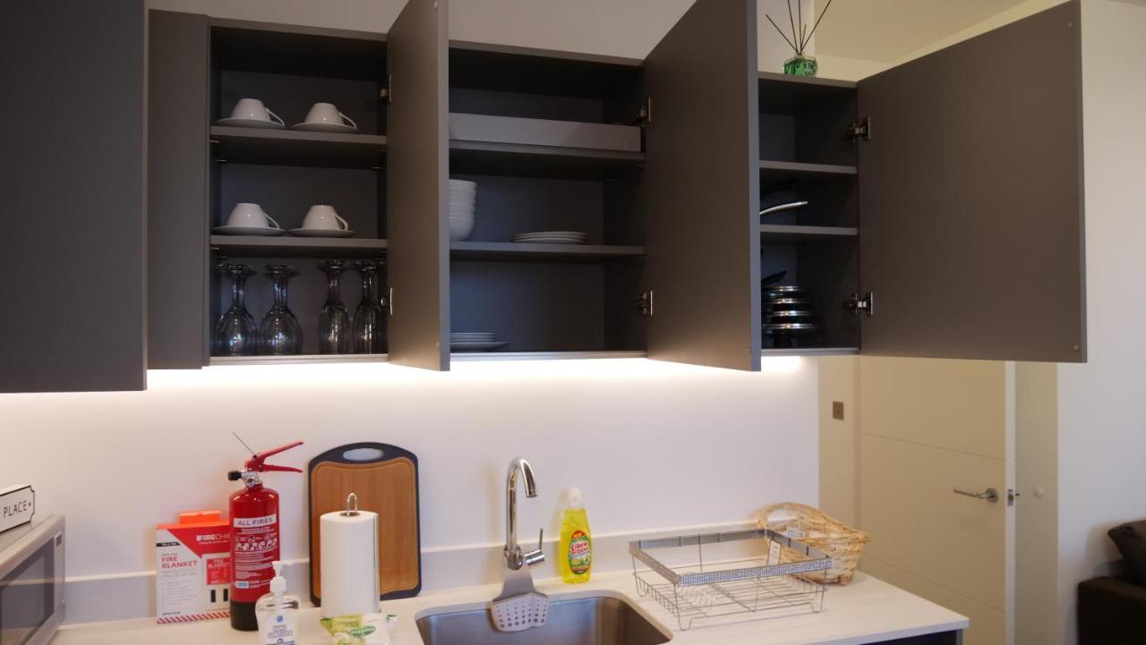 Stylish 2 Bedrooms, 2 Bathrooms With Workspace In มิลตันคีนส์ ภายนอก รูปภาพ