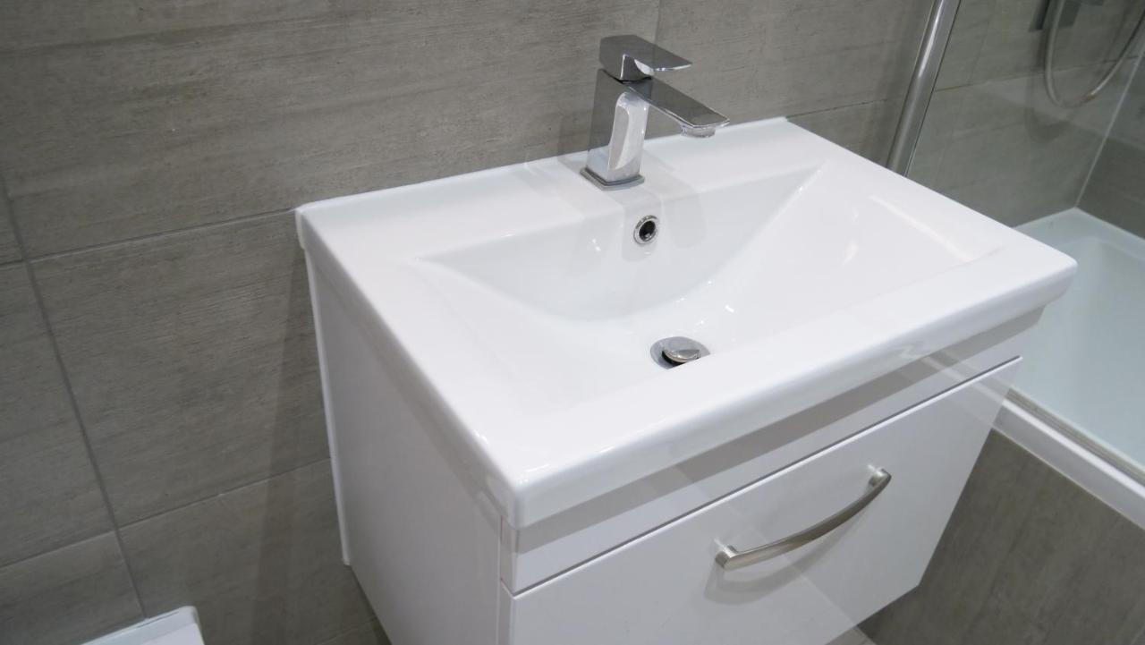 Stylish 2 Bedrooms, 2 Bathrooms With Workspace In มิลตันคีนส์ ภายนอก รูปภาพ