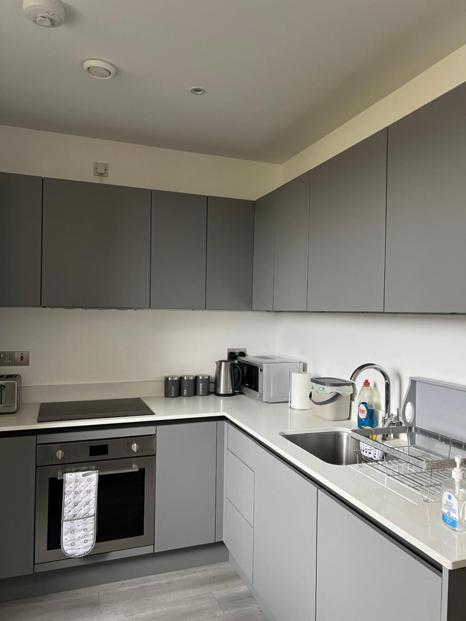 Stylish 2 Bedrooms, 2 Bathrooms With Workspace In มิลตันคีนส์ ภายนอก รูปภาพ
