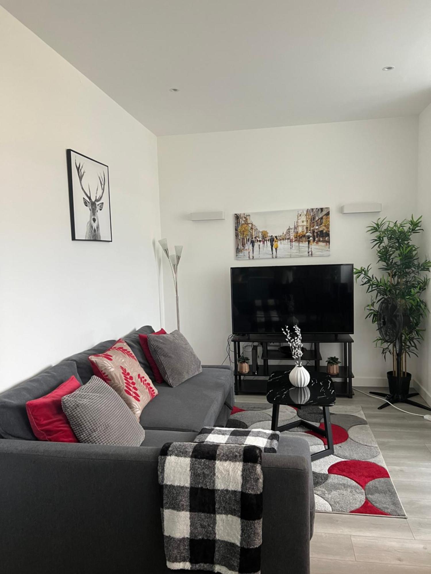 Stylish 2 Bedrooms, 2 Bathrooms With Workspace In มิลตันคีนส์ ภายนอก รูปภาพ
