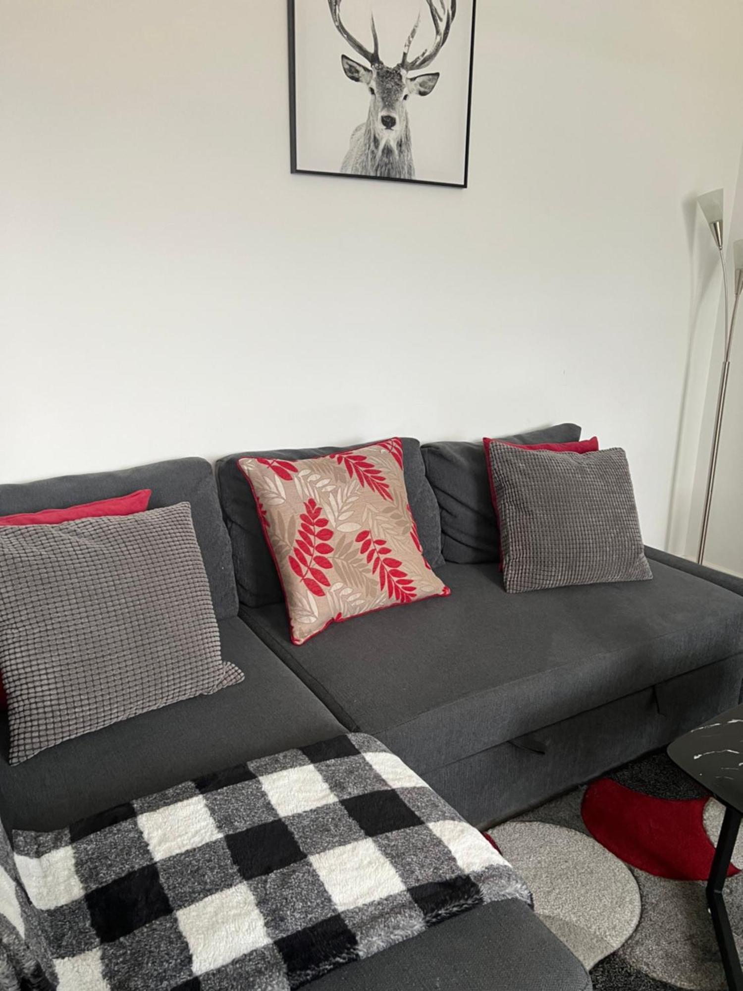 Stylish 2 Bedrooms, 2 Bathrooms With Workspace In มิลตันคีนส์ ภายนอก รูปภาพ