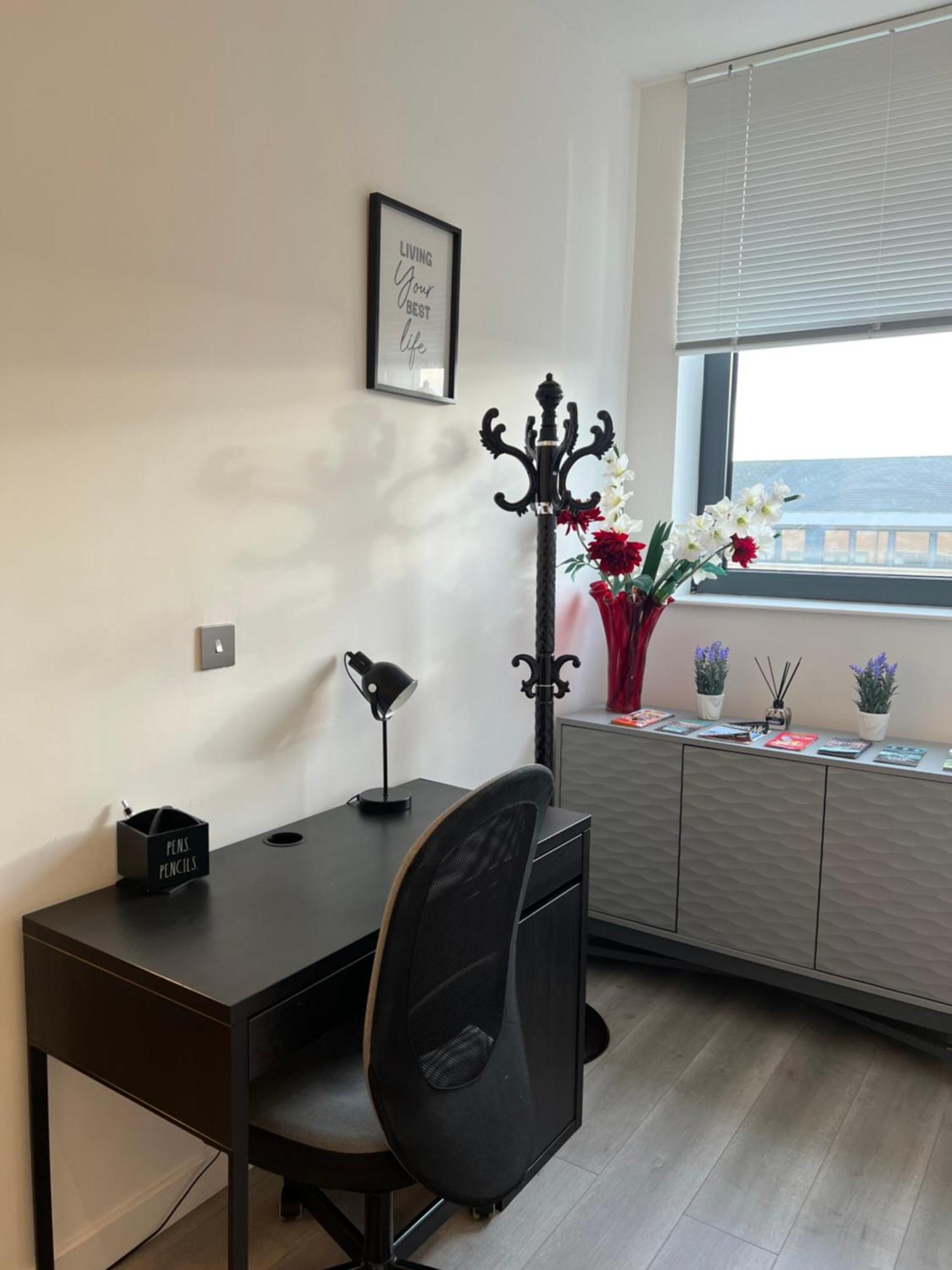Stylish 2 Bedrooms, 2 Bathrooms With Workspace In มิลตันคีนส์ ภายนอก รูปภาพ